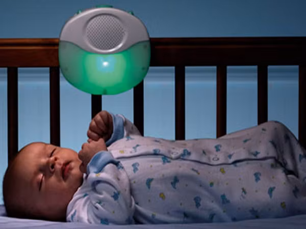 3. Hãy tắt đèn hoặc vặn đèn thật nhỏ trước lúc bé ngủ một tiếng để cơ thể bé có thể sản sinh melatonin ru ngủ. Theo thói quen này, buổi sáng chỉ cần bạn kéo rèm cửa và bật đèn, bé sẽ tự động thức dậy theo ngày.