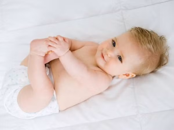 6. Sử dụng loại tã bỉm phù hợp. Mẹ nên chọn loại có bề mặt lót thật mềm mại, có xốp với khả năng thoát hơi sẽ giúp da bé được hô hấp tự nhiên. Nên thay bỉm thường xuyên cho bé, tối đa 5 - 6 tiếng 1 lần. Nếu để lâu, vùng da đóng bỉm dễ bị hăm. Trước khi thay bỉm, vệ sinh sạch sẽ cho bé bằng nước ấm để giữ cho vùng da được sạch sẽ và khô thoáng. Thoa phấn rôm trước và sau khi tắm khéo léo để phấn không dính vào mắt, mũi, miệng trẻ.