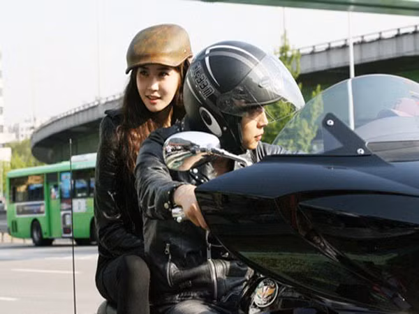 Một chàng trai phong trần. Tuy rằng phụ nữ luôn chê bai những chàng trai này không đứng đắn nhưng trong lòng lại thầm thán phục. Mẫu đàn ông này làm những điều anh ta muốn, kể cả việc bỏ rơi nàng vào phút chót. Phụ nữ vẫn bị mê hoặc bởi một chút nổi loạn của chàng. Mọi phụ nữ đều thích sự “vô tư” ở anh chàng và muốn thử thuần hóa anh ấy mặc dù biết mình sẽ thực sự không bao giờ thành công.