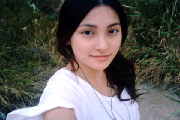 2. Không trang điểm. Dù sự thật các cô gái luôn muốn mình đẹp trong mắt cánh đàn ông. Song họ không hề biết rằng, nếu một chàng trai yêu bạn, sẽ luôn muốn hiểu con người bạn chứ không phải vẻ bề ngoài.