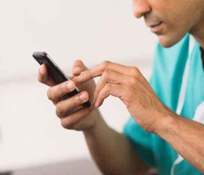 5. Gọi điện cho một người bạn hoặc một thành viên trong gia đình. Không cần phải giãi bày lý do khiến mình buồn nếu bạn không muốn, chỉ là cách này sẽ làm cho sự buồn chán giảm đi một nửa khi nghe được một giọng ân cần ở đầu dây bên kia.