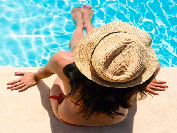 Tắm nắng. Sự thật mà các cô nàng luôn thích một làn da rám nắng không hề biết, rằng tắm nắng rất có hại. Các tia UV trong ánh nắng mặt trời gây sạm da, ung thư da, làm cho da bầm tím. Cách tốt nhất là hãy dùng kem chống nắng.