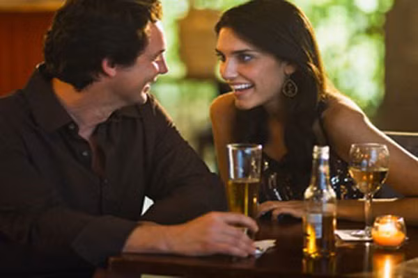 4. Thông minh, tự tin, cởi mở. Hãy thể hiện con người thật của bạn, chia sẻ khi anh ấy gặp rắc rối, cùng bàn luận về những vấn đề nhạy cảm và luôn tỏ ra quyến rũ anh ấy.