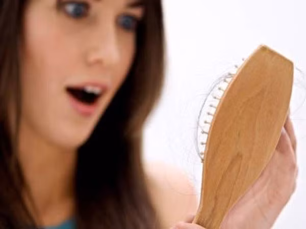 1. Không vệ sinh răng lược thường xuyên. Công việc này hầu hết chị em đều bỏ qua hoặc quá bận rộn không để ý. Nếu răng lược không sạch sẽ, nó sẽ bám bẩn tạo cơ hội cho vi khuẩn phát triển. Một vài ngày, hãy rửa bàn chải hoặc ngâm dung dịch nước ấm giấm để tiêu diệt những vi khuẩn kí sinh trên đó.