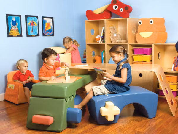 9. Đồ chơi đòi hỏi lắp ráp hoặc đồ chơi ghép hình nhiều miếng. Bạn đã bao giờ cố gắng lắp ráp một món đồ chơi có 22 bước với một đứa trẻ mới biết đi "giúp đỡ"? Những trang hướng dẫn sẽ chẳng có ích gì cho bé khi một tay lắp ráp, mắt nhìn ti vi.