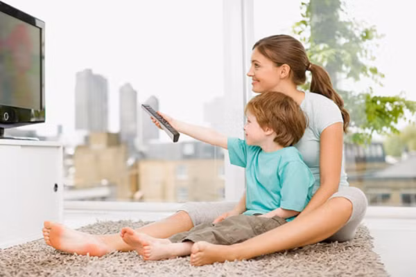 6. Xem phim tại nhà. Bạn có thể chuẩn bị một đĩa phim và cùng xem với bé. Đó có thể là một bộ phim ca nhạc hay một bộ phim nhẹ nhàng hài hước. Bạn và bé sẽ có được nhận trận cười thoải mái thư giãn tâm hồn đang buồn chán trong không gian chỉ có hai mẹ con.