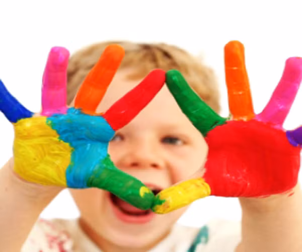 7. Dễ gây tai nạn. Nếu các mẹ thấy con mình có tai nạn nhiều hơn bình thường, đó có thể là biểu hiện của việc đứa trẻ khó kiểm soát và nhận thức được môi trường xung quanh.