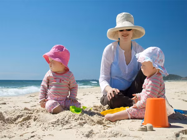 3. Chống nắng kỹ càng cho bé. Da của bé rất non và nếu để tiếp xúc lâu với tia UV rất độc hại. Thời điểm thích hợp nhất để tắm nắng cho bé là từ 6 – 9 giờ sáng và 4 – 5 giờ chiều từ khoảng 10 đến 20 phút. Khi đi ra ngoài, tốt nhất hãy che chắn kỹ càng cho bé. Hiện nay có những loại kem chống nắng dành cho trẻ em từ 6 tháng tuổi trở lên rất có tác dụng bảo vệ làn da bé.