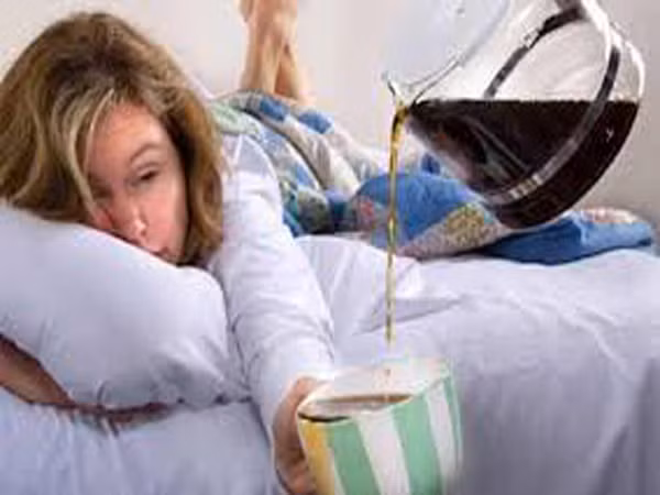 3. Uống cà phê để lấy sức. Đây là một sai lầm nghiêm trọng. Nếu bị cảm lạnh và cảm cúm, bạn nên nghỉ ngơi để cơ thể phục hồi. Uống nhiều cà phê có thể làm cho bạn mất nước, nguy cơ trận ốm của bạn lại kéo dài thêm một vài ngày nữa, chưa kể cả đêm mất ngủ vì chất cafestol có trong cà phê.