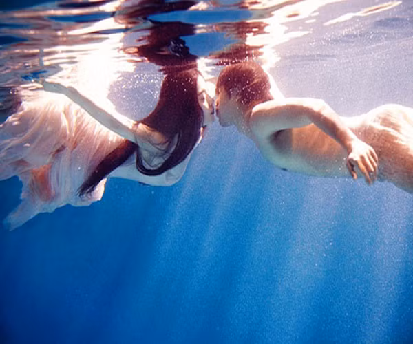 7. Quá ướt át. Bạn có biết cảm giác sau khi thả nước ngọt vào miệng đối phương? Chẳng lãng mạn gì khi hôn xong, cô nàng vội vàng lau hết những dấu vết quanh mặt quanh môi.