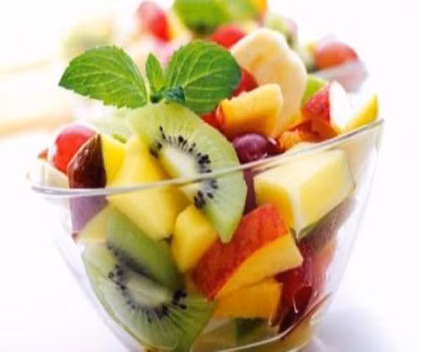 Trái cây và các loại rau: Chuối, bưởi, cam, kiwi, táo, việt quất, dâu tây, mâm xôi ...Tất cả những loại trái cây này sẽ đầy đủ vitamin cung cấp đủ năng lượng cho buổi sáng. Nếu bạn thích trái cây, hãy ăn kèm dưa chuột hoặc cà chua vào mỗi buổi sáng, đừng quên rưới thêm một ít nước cốt chanh để tăng thêm hương vị.