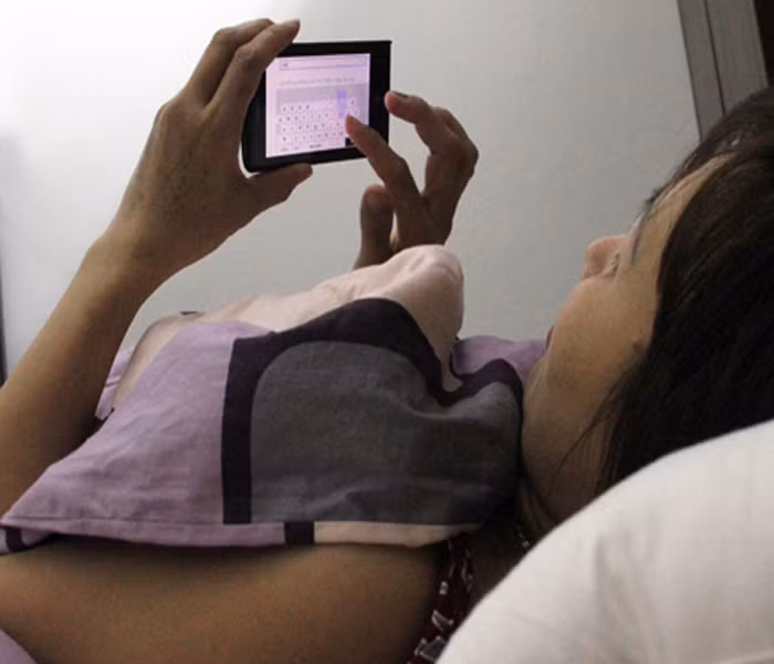 2. Vớ ngay cái điện thoại hoặc máy tính. Theo nghiên cứu, bạn không thể giải quyết công việc ngay lập tức trong hai giờ đầu tiên thức dậy. Hãy giải quyết công việc trong không gian làm việc là sáng suốt nhất. Bắt đầu một ngày bằng 20 phút tập thể dục, thiền 20 phút và đọc sách báo 20 phút để nâng cao tinh thần.