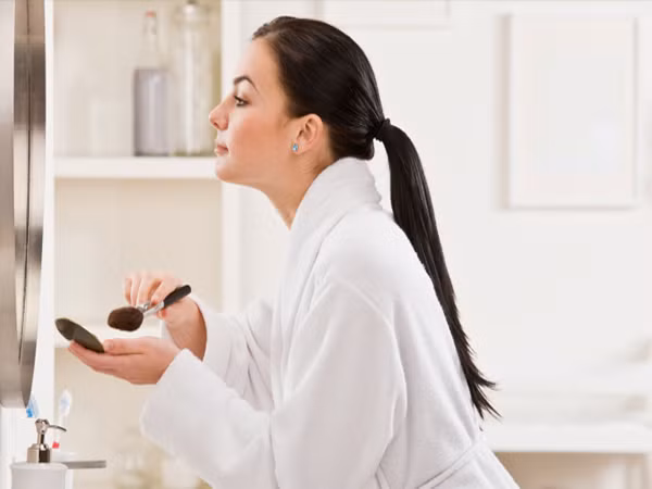 5. Thiếu kiên nhẫn khi trang điểm. Khi bôi một lớp kem dưỡng ẩm, nên chờ cho nó khô trước khi đánh kem nền. Nếu vội vàng, bạn sẽ làm hai loại kem này lẫn vào nhau và lớp trang điểm sẽ không được mịn màng trông thấy.