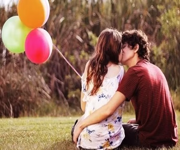 2. Khiêu khích bằng lưỡi. Bạn không muốn tái hiện lại những cảnh khiêu dâm thì đừng nên hôn theo cách này. Sử dụng cái lưỡi của bạn một cách khôn ngoan nhẹ nhàng. Nếu bạn không chắc chắn phải sử dụng cái lưỡi của mình như thế nào, hãy để cô ấy làm điều mình muốn.