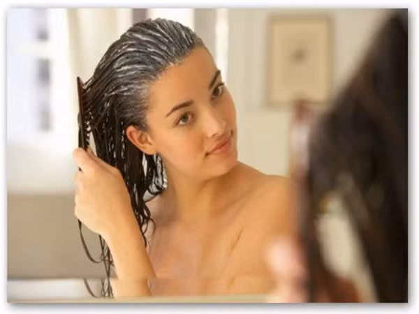 3. Dùng nhiều dầu xả có thể gây hại. Tóc ở gốc rễ mới là khỏe mạnh, chưa kể dầu xả tiếp xúc nhiều với da đầu làm tổn thương da. Đừng tin quá nhiều vào những lời quảng cáo của nhà sản xuất.