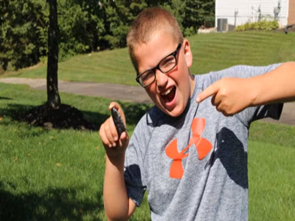 2. Mũi tên 10.000 năm tuổi. Cậu bé tên Noah Cordle đã phát hiện một mũi tên 10.000 năm tuổi được vùi lấp dưới cát ở bãi biển New Jersey trong kỳ nghỉ hè của cậu. Gia đình cậu bé đã liên lạc với hội khỏa cổ học New Jersey để xác nhận. Và Chủ tịch của hội, ông Greg Lattanzi cho biết, mũi tên cổ này có thể được sử dụng bởi những người Mỹ bản địa trước thời kì bộ lạc, hoặc người Paleo-Indians, đi qua khu vực này từ 8.000 đến 11.000 năm trước trong khi bắt cá và bắn chim.