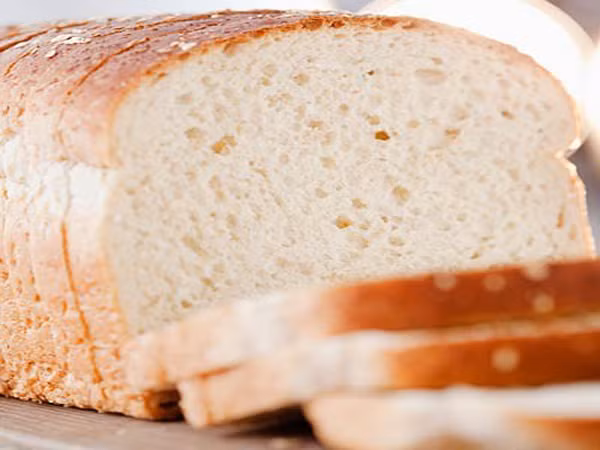 1. Bánh mì trắng. Bột mì trắng sử dụng để nướng bánh mỳ đã được tước hết vỏ cám bên ngoài, có nghĩa lớp tinh bột ngũ cốc cũng không còn. Ăn loại thực phẩm này thúc đẩy quá trình sản xuất insulin làm cho bạn chóng đói. Một nghiên cứu gần đây về thói quen ăn uống đã cho thấy, những người ăn nhiều bánh mì trắng một ngày có khả năng bị thừa cân hoặc béo phì, do họ có cảm giác ăn rồi muốn ăn thêm.