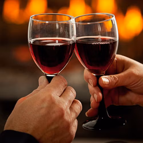  Sử dụng nhiều rượu, cà phê trước khi ngủ. Theo chuyên gia thần kinh học và y học giấc ngủ, Allen Towfigh thì rượu là nguyên nhân gây suy yếu hệ thống thần kinh trung ương, tạo ra một tác dụng an thần, khiến bạn dễ ngủ hơn nhưng lại dễ bị thức dậy lúc nửa đêm và khó ngủ lại. Bạn chỉ nên uống rượu khoảng 3-4 giò trước khi đi ngủ. Café cũng vậy. Trước khi đi ngủ nếu uống cà phê sẽ khiến bạn khó ngủ. Vì vậy, chỉ nên sử dụng cà phê 6-9 giờ trước khi bạn đi ngủ.