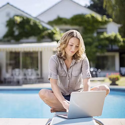  Làm việc quá nhiều. Cuộc sống hiện đại khiến con người luôn tất bật với công việc, nhiều khi quên cả việc cho phép bản thân mình nghỉ ngơi. Có không ít người làm việc đến quên ăn, ngày nghỉ cũng làm việc. Việc bạn làm việc không ngừng nghỉ khiến mọi thứ lúc nào cũng căng như dây đàn, thật mệt mỏi và bạn sẽ chẳng bao giờ thoát ra được khỏi công việc để có phút giây cho riêng mình. 