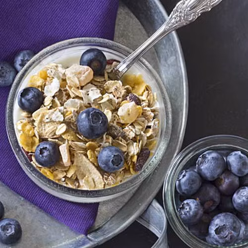  Không ăn sáng. Rất nhiều người có thói quen nhịn ăn sáng vì khá nhiều lý do như bận rộn, khó ăn buổi sáng, hay nghĩ ăn sáng không quan trọng. Tuy nhiên, ăn sáng giống như việc nạp nhiên liệu cho cơ thể sau một đêm dài tiêu tốn nhiều năng lượng. Bữa sáng nên đầy đủ dinh dưỡng như ngũ cốc, protein, chất béo lành mạnh có thể là sinh tố, bột protein, sữa ít béo, hạnh nhân hoặc là trứng kết hợp với bánh mỳ nướng...