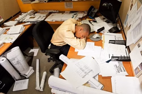  Văn phòng bừa bộn. Bàn làm việc lộn xộn sẽ khiến bạn xao nhãng, mất tập trung và cản trở quá trình xử lý thông tin của não bộ. Hãy dành một chút thời gian để dọn dẹp bàn làm việc gọn gàng, ngăn nắp. Bạn cũng có thể trang trí bàn làm việc theo sở thích để mỗi ngày làm việc đầy hứng khởi.