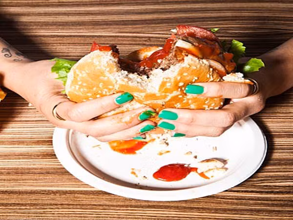 4. Thức ăn nhanh. Hầu hết sau mỗi thành phần trong thức ăn nhanh đều làm cho bạn càng khát đồ ăn. Ví dụ, chất béo trans làm sưng thành ruột, gây suy yếu khả năng sản xuất dẫn truyền hệ thần kinh kiểm soát sự thèm ăn, hấp thụ fructose corn syrup (chất thường có trong bánh, gia vị, và món tráng miệng) rất nhanh, gây đột biến insulin và gây cảm giác đói nhanh.