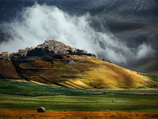 Tất cả những yếu tố này là niềm tự hào của người dân địa phương. Đường vào làng phủ đầy hương thơm thịt lợn rừng được nướng theo phương thức 800 năm trước.