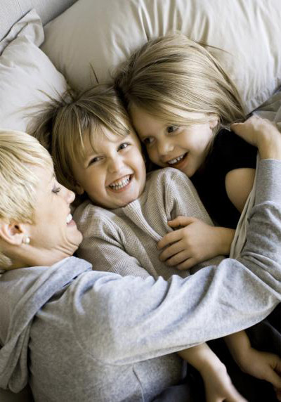 9. Yêu con cái không công bằng. Bạn có chắc mình san sẻ tình yêu cho các con bằng nhau? Khảo sát cho thấy, 14% các bà mẹ thú nhận điều đó là nói dối. Họ yêu các con như nhau, nhưng có thể thiên tình yêu về một đứa hơn. “Tôi cố gắng không để lộ ra ngoài nhưng cũng lo ngại mình vô tình để lộ".