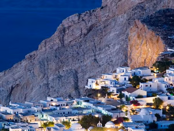 8. Folegandros, Hy Lạp. Mặc dù mang phong cách gần giống với ngôi làng Santorini nổi tiếng nhưng Folegandros lại có vẻ đẹp yên bình, ít đông đúc hơn.