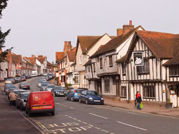 4. Lavenham tự hào là ngôi làng đẹp nhất nước Anh có hơn 350 ngôi nhà cổ. Lavenham cũng là ngôi làng có từ thời Trung cổ. Thế kỷ 15-16, nghề buôn bán len giúp làng phát triển mạnh, đến mức trở thành một trong những địa phận giàu có nhất tại Anh bấy giờ.