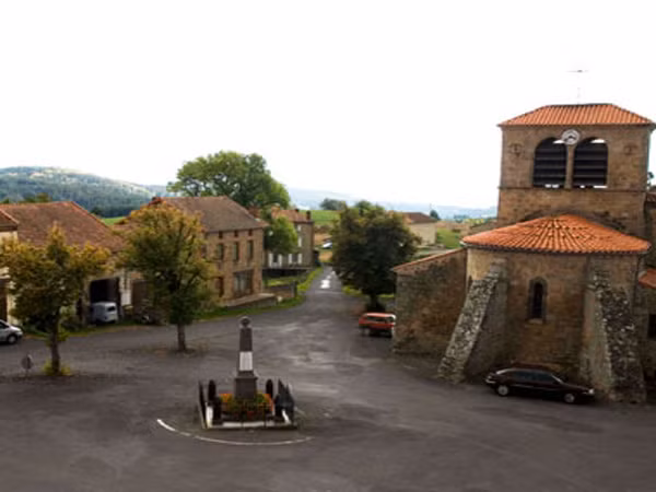 1. Chassignolles, Pháp. Ngôi làng này, nổi tiếng với tầng lớp thượng lưu vào những năm 1950. Du khách có thể chiêm ngưỡng những nhà thờ lớn từ thế kỷ 12 theo phong cách La Mã cổ, hay thả mình trên những cánh đồng cỏ bát ngát trong thung lũng.