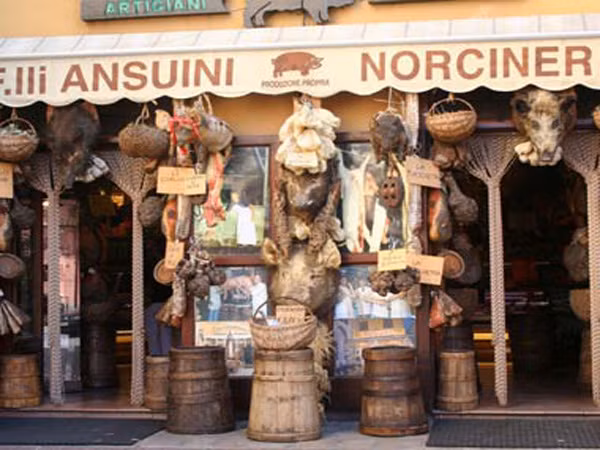 6. Norcia, Italy. Nằm ở miền Đông nước Ý, nơi ẩm thực đậm chất truyền thống. Những món ăn đặc sản như phô mai 2 năm tuổi, nấm tươi nguyên trong rừng sâu và mật ong có nguồn gốc từ các loài hoa dại mọc khắp nơi trên đồng cỏ.