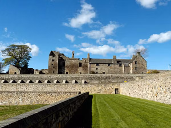 5. Aberdour, Scotland. Ngôi làng nằm sâu trong thung lũng ẩn trong bóng tối với những lâu đài thời Trung cổ. Vào tháng 8, ngôi làng rộn ràng với những du khách quốc tế tham dự lễ hộ Edinburg.