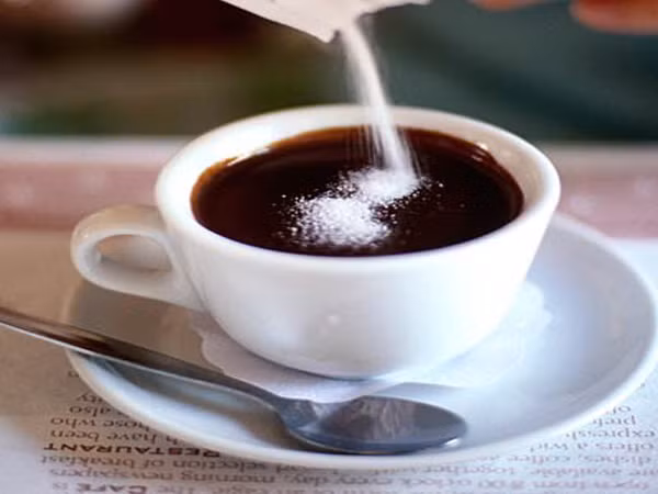 10. Chất ngọt nhân tạo. Cho dù bạn đang ăn kiêng đường và phải dùng đường nhân tạo. Bạn không hề biết rằng những chất đó kích thích não bộ cho bạn cảm giác dạt dào năng lượng nhưng lại sản xuất insulin làm hạ đường huyết. Kết quả cuối cùng là, bạn có thể thèm ăn suốt cả ngày, cố gắng bù đắp cho sự thất vọng.