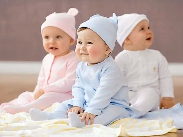 1. Lựa chọn quần áo cho trẻ. Nên lựa chọn loại vải cotton mềm, mịn để tránh da bé bị cọ xát. Ngoài ra, mẹ nên lựa chọn quần áo phù hợp theo mùa cho bé con. Mùa hè nên cho bé mặc quần áo mỏng và rộng. Mùa đông có thể mặc quần áo dài tay giữ ấm. Nếu là đồ len, mẹ mặc cho con một chiếc áo mỏng bên trong tránh vải cọ xát vào da bé.