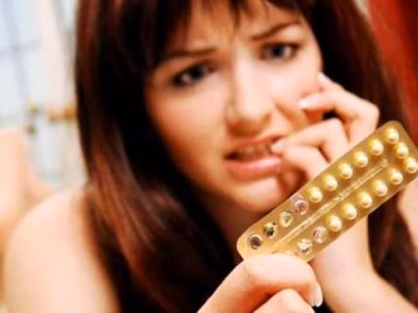 4. Dùng thuốc kháng sinh bừa bãi. Dùng thuốc cảm không đỡ, vậy bạn sẽ làm gì? Một số người còn lượng thuốc kháng sinh từ lần ốm trước và họ lấy ra dùng hết. Tuy thuốc kháng sinh không có hại, nhưng cũng không làm bạn đỡ hơn vì chúng chỉ trị những vết nhiễm trùng hoặc vi rút, vi khuẩn.