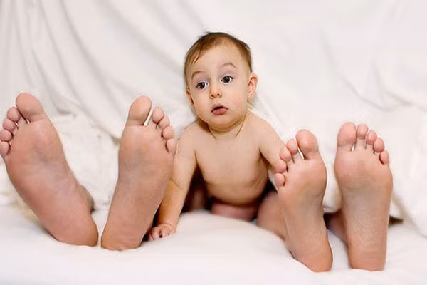 6. Cho trẻ con ngủ cùng. Nhiều gia đình có xu hướng cho con cái ngủ cùng cha mẹ. Tuy nhiên, điều đó không thể tồi tệ hơn khi bé thức giấc và bạn đang trong cuộc vui. Nếu bạn muốn chọc tức đối phương, người có thể đã lên kế hoạch một buổi tối lãng mạn và gợi cảm thì bạn hãy cứ làm.