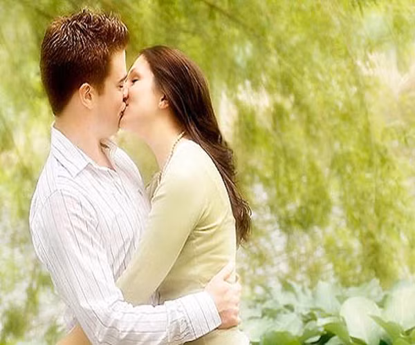 9. Hôn bằng lưỡi quá lâu. Đừng dại mà sử dụng quá nhiều chiêu hôn bằng lưỡi này. Kiểu hôn này gây ra quá nhiều lực và người kia sẽ cảm thấy mệt mỏi.