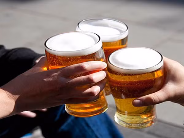 5. Rượu. Không chỉ làm giảm quyết tâm ăn uống khỏe mạnh của bạn mà còn làm cho bạn đói hơn. Theo nghiên cứu công bố về những người nghiện rượu, Rượu làm cạn kiệt cửa hàng carbohydrate của cơ thể khiến bạn thèm carbs để thay thế những gì đã mất.