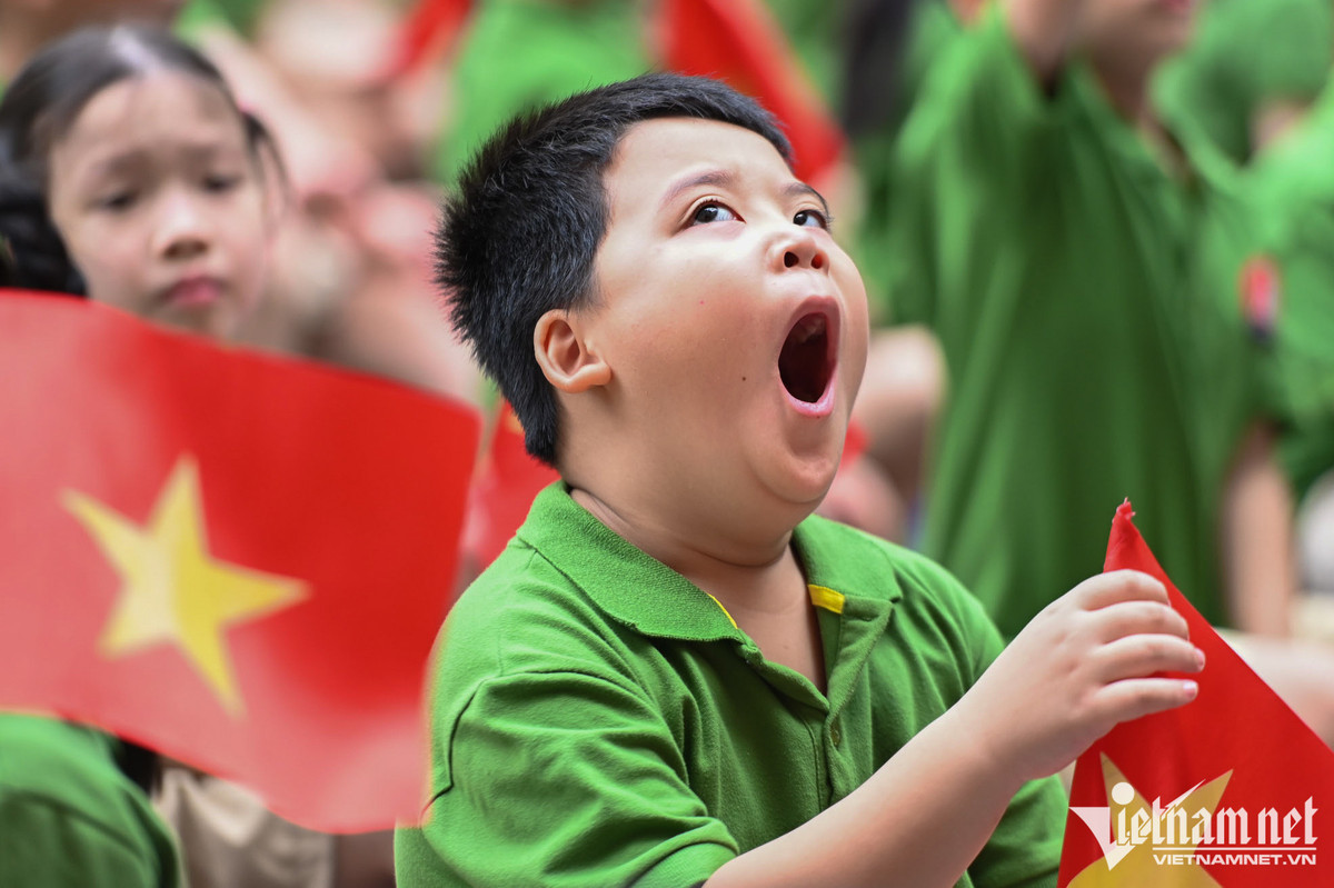 Trong sáng hôm nay, tiết trời Hà Nội mát mẻ, nhiều em học sinh lớp 1 với biểu cảm ngơ ngác, ngái ngủ hồn nhiên. Ảnh: Thạch Thảo.