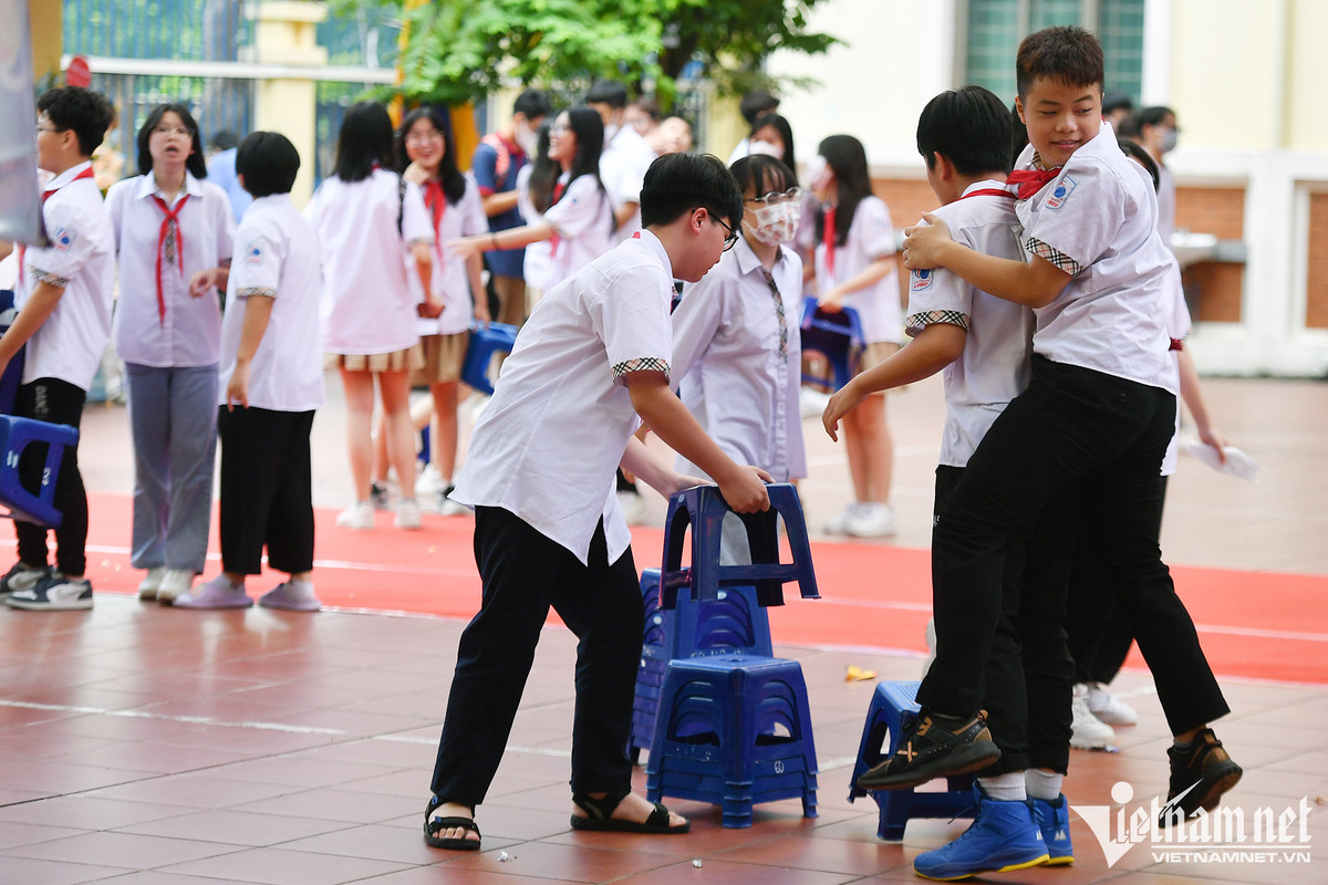 Những hình ảnh tinh nghịch của lứa tuổi "nhất quỷ nhì ma" xuất hiện trở lại trên sân trường. Ảnh: Hoàng Hà.