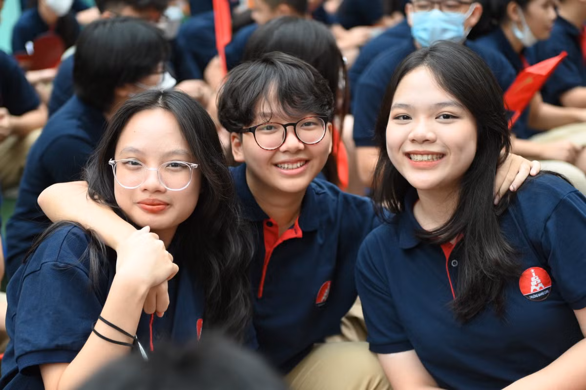 Phương Linh (lớp 10, bên phải) chia sẻ: “Sang năm học này em mới thực sự cảm thấy mọi thứ thực sự trở lại bình thường, tinh thần của chúng em được tự do thoải mái đến trường để học tập, vui chơi, sẵn sàng bước tiếp những chặng đường sắp tới”. Ảnh: Thạch Thảo.