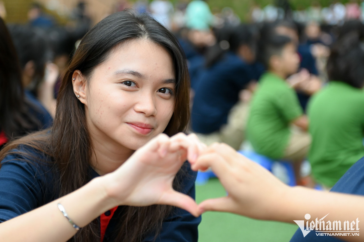 Thầy Khang cùng ban giám hiệu nhà trường cũng gửi lời cảm ơn tới các phụ huynh đã tin tưởng, thầy cô đã đồng hành và đặc biệt là tất cả các em học sinh vì đã yêu thương gắn bó tại ngôi trường. Ảnh: Thạch Thảo.