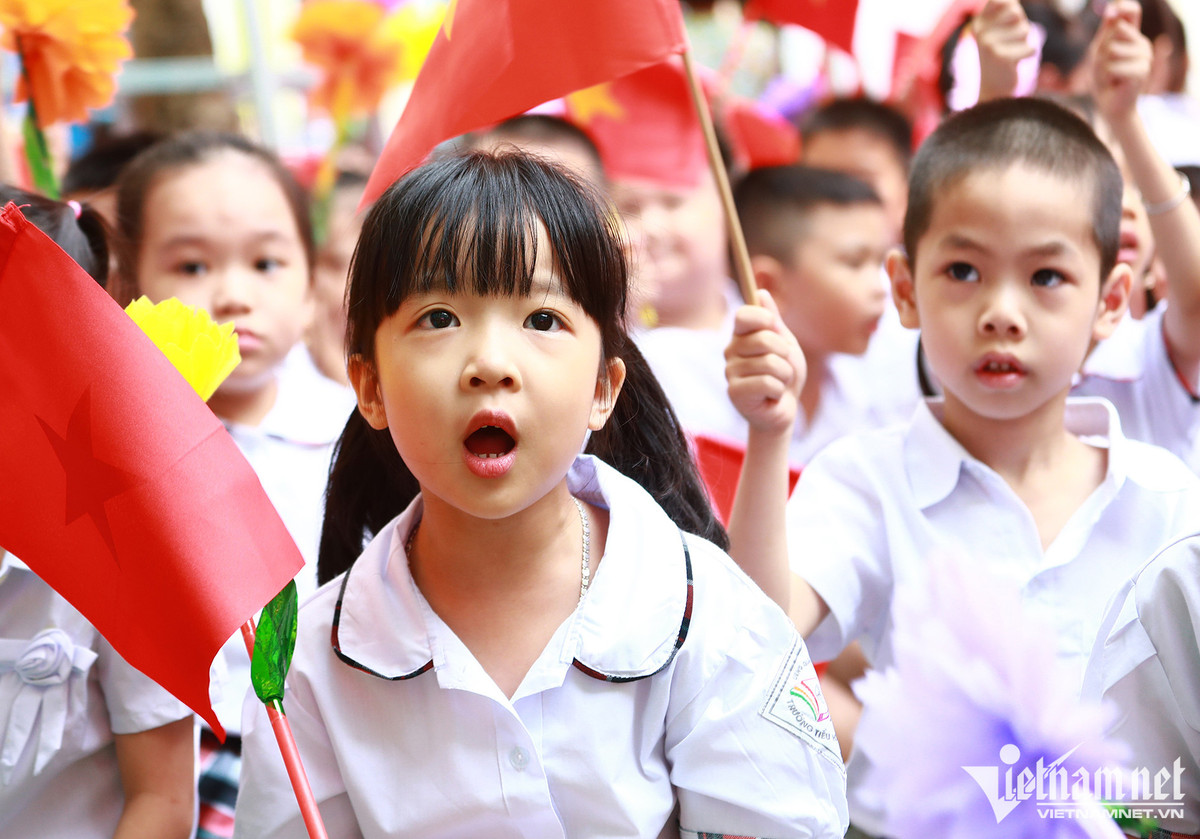 Các em nhỏ trường Tiểu học Vĩnh Tuy, quận Hai Bà Trưng rạng ngời dự lễ khai giảng. Ảnh: Phạm Hải.