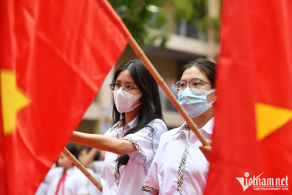 Hình ảnh lễ chào cờ mừng năm học mới tại trường Tiểu học Lomonoxop, Mỹ Đình, Nam Từ Liêm, Hà Nội. Ảnh: Hoàng Hà.