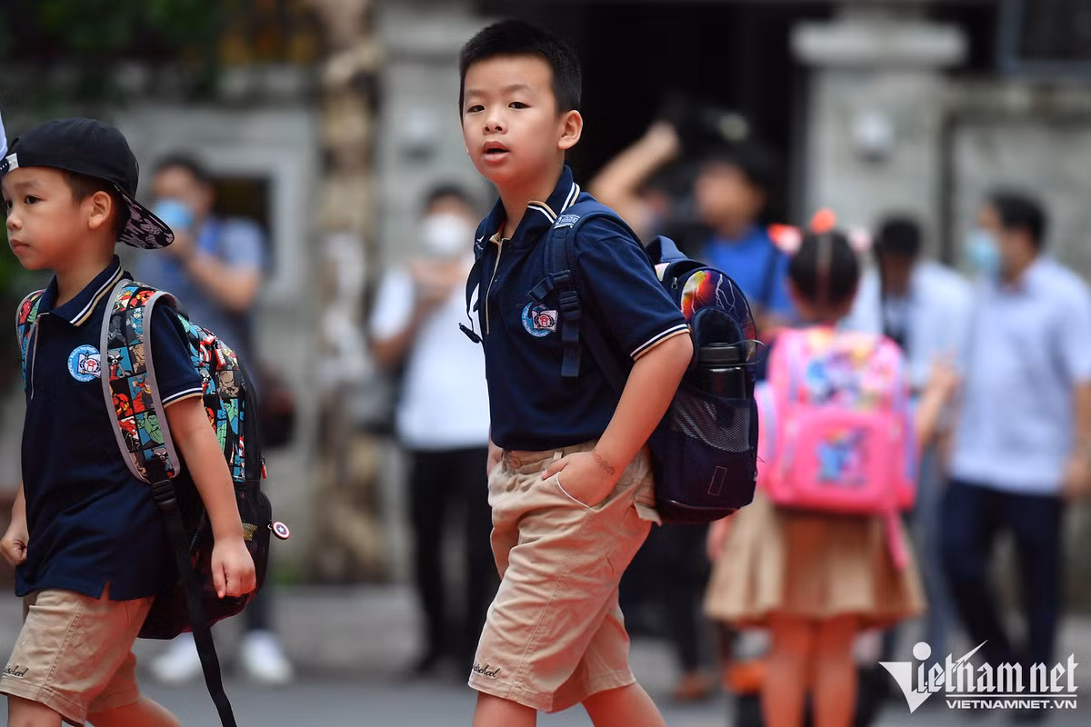 Học sinh trường Tiểu học Đoàn Thị Điểm bảnh bao tới trường. Sau lễ khai giảng, các em vào lớp học tiết đầu tiên. Ảnh: Hoàng Hà.