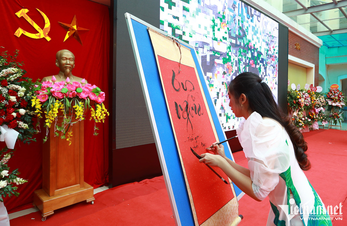 Bà Nguyễn Phương Hoa (Hiệu trưởng trường Tiểu học Vĩnh Tuy, quận Hai Bà Trưng, Hà Nội) cho biết, năm học 2022-2023 nhà trường tuyển sinh 8 lớp 1 với hơn 300 học sinh trong tổng số 1975 học sinh toàn trường các khối học. Ảnh: Phạm Hải.