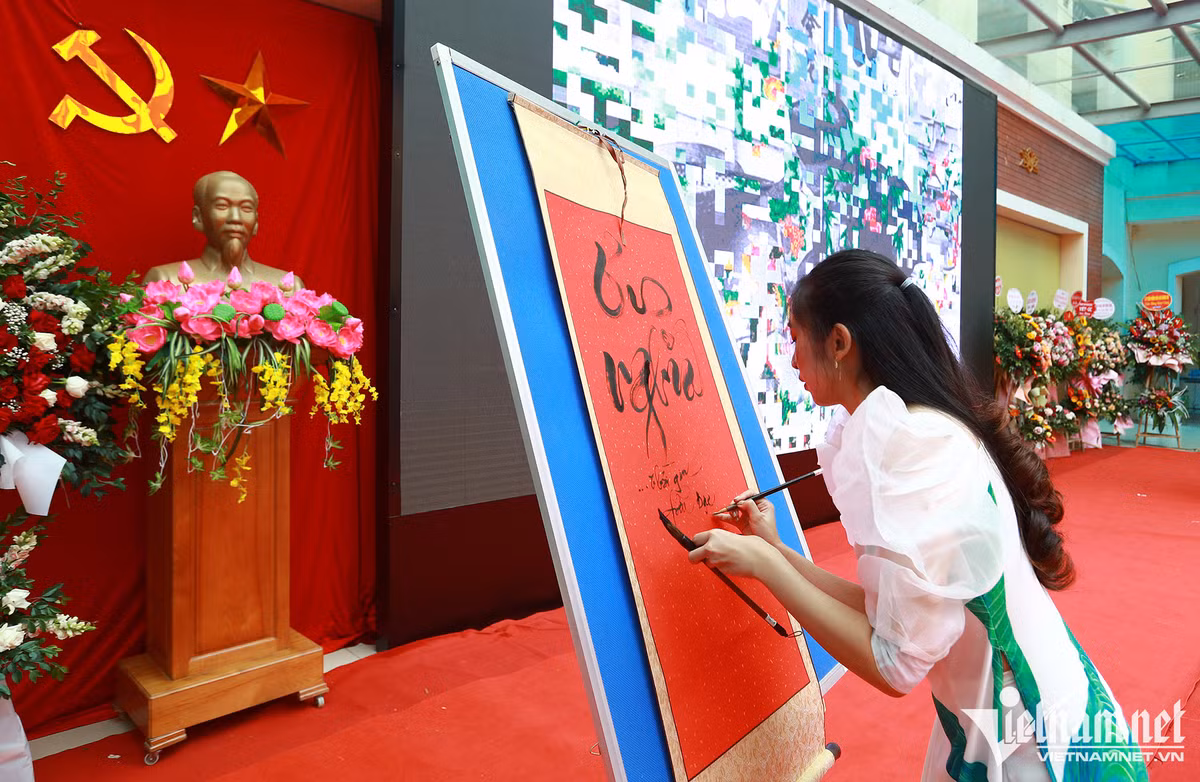 Bà Nguyễn Phương Hoa (Hiệu trưởng trường Tiểu học Vĩnh Tuy, quận Hai Bà Trưng, Hà Nội) cho biết, năm học 2022-2023 nhà trường tuyển sinh 8 lớp 1 với hơn 300 học sinh trong tổng số 1975 học sinh toàn trường các khối học. Ảnh: Phạm Hải.