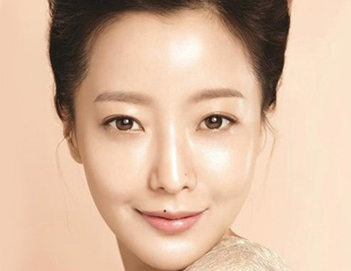 10. Nốt ruồi trên môi trên. Nốt ruồi ở môi trên là điềm may mắn về nhân tướng, trong đời ít nhiều sẽ gặp tai họa về nước. (Bài viết mang tính chất tham khảo, chiêm nghiệm).