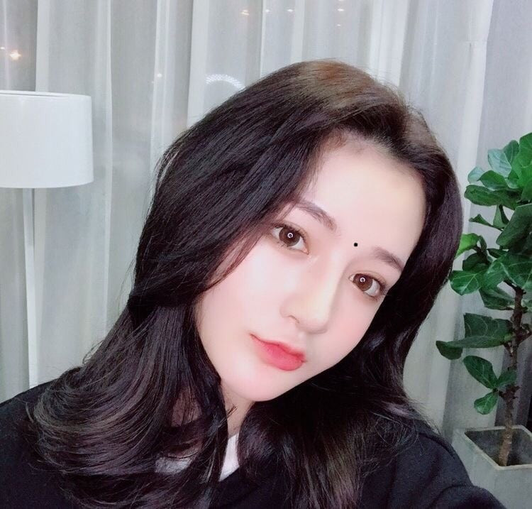 2. Có một nốt ruồi giữa hai lông mày. Trong nhân tướng học, hai lông mày còn được gọi là “cung sự nghiệp”, tượng trưng cho sự nghiệp phát triển, thăng quan tiến chức.